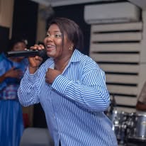 Vocalista a cantar ao vivo