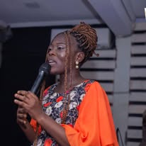 Vocalista com dreadlocks ao microfone