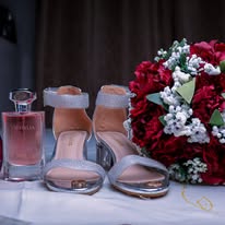 Sapatos e buquê de noiva